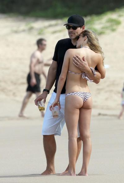 16P LeAnn Rimes in bikini petting with her hubby on a Hawaiian beach