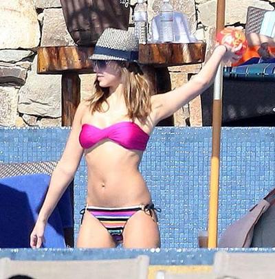 16P Jessica Alba posing in bikini and showing her sexy ass