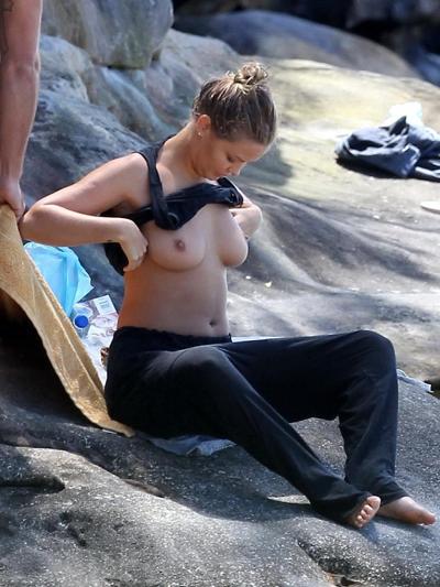 16P Lara Bingle zeigt oben ohne ihre großen Brüste an einem Strand in Sydney