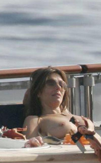 16P Elizabeth Hurley captada en topless durante sus vacaciones