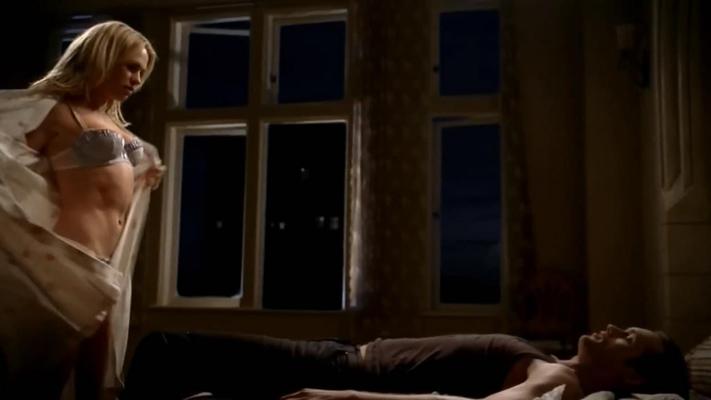 16P Anna Paquin fait l'amour avec ses seins moelleux
