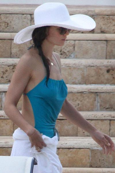 16P Katie Holmes looks adorable in white sheet