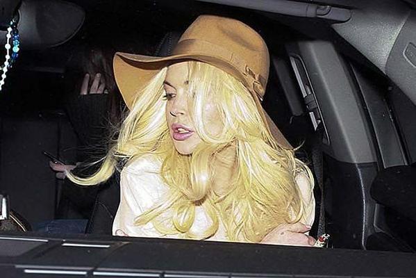 16P Lindsay Lohan spreading her sexy legs at the balconcy of hotel