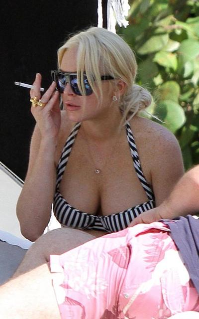 16P Lindsay Lohan awesome public nipple slip