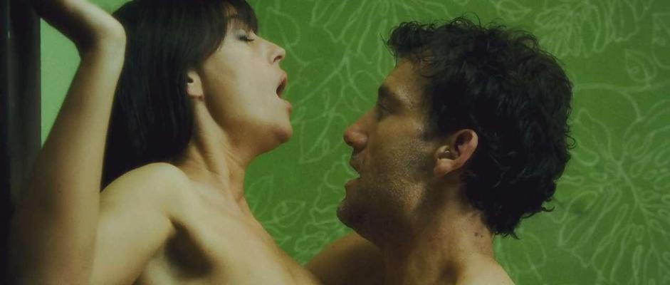 16P Monica Bellucci fucking hard against wall and exposing her boobs