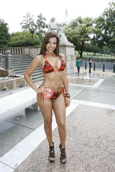 16P Vida Guerra, горячая фотосессия в бикини с перцем чили