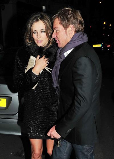 16P Elizabeth Hurley quittant le restaurant C London de l'hôtel Mayfair