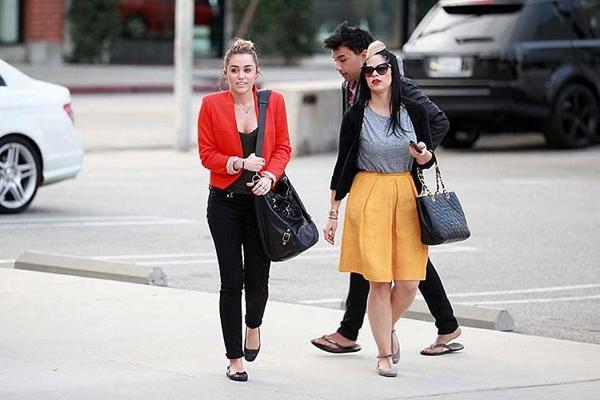 16P Miley Cyrus sexy ass and huge cleavage paparazzi photos