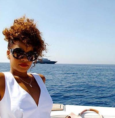 16P Rihanna looking very hot and sexy on her private photos