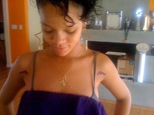 16P Rihanna exposing her sexy nude body and hot ass on private photos