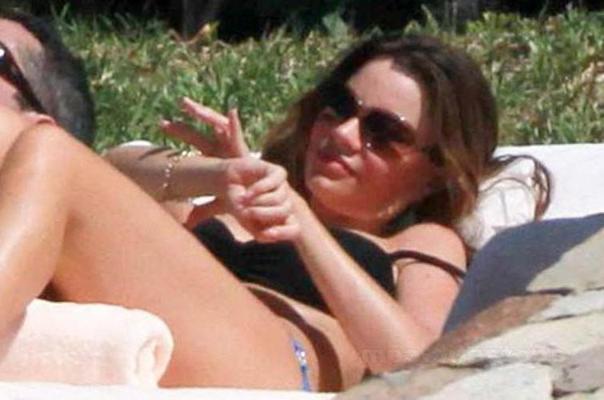 16P Sofia Vergara entblößt ihren sexy Körper und ihre riesigen Brüste im Bikini