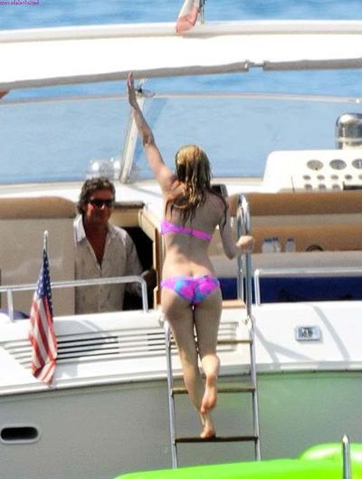 16P Avril Lavigne sexy and hot ass cleavage and bikini paparazzi photos