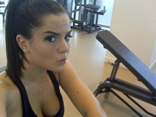 16P Joanna Jojo Levesque looking very hot and sexy on private photos