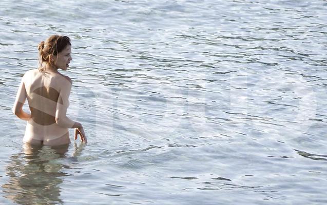 16P Elena Anaya showing her hairy pussy and big tits and kissing girl on beach papar