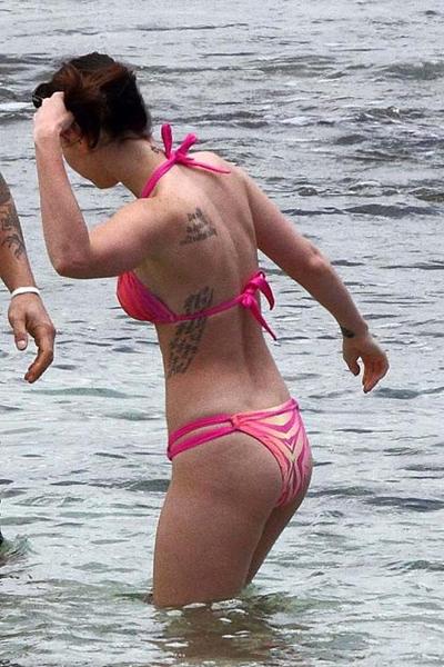 16P Megan Fox exposing fucking sexy body and hot ass in underwear