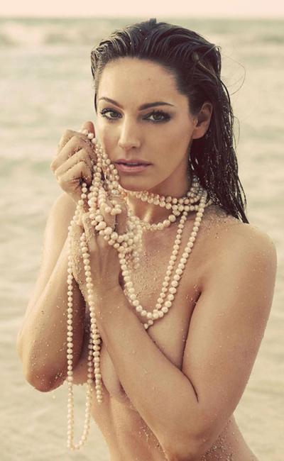 14P Kelly Brook decent boobs in pink bikini