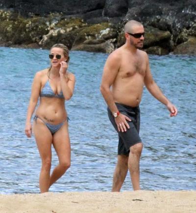 16P Reese Witherspoon wearing bikini on a Hawaiian beach