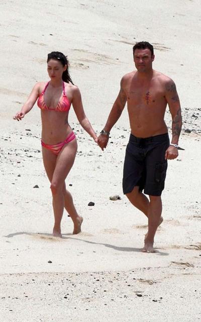16P Megan Fox exposing fucking sexy body in bikini and huge cleavage