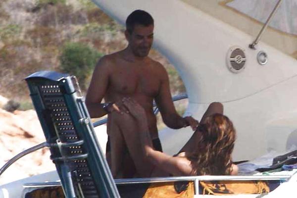 16P Nina Moric montre son cul fantastique en bikini string sur un yacht et l'écarte.