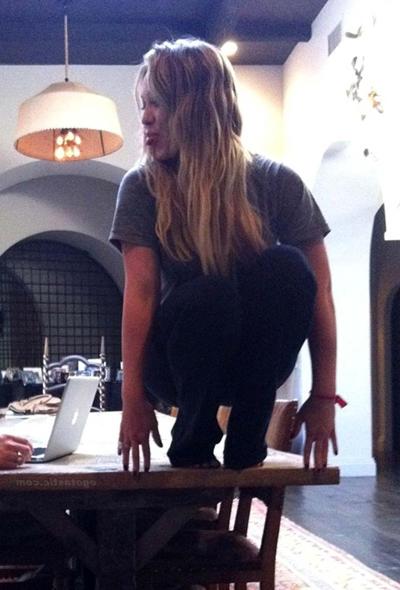 16P Hilary Duff posiert und zeigt ihren sexy Körper und ihre schönen Titten im Sport-BH