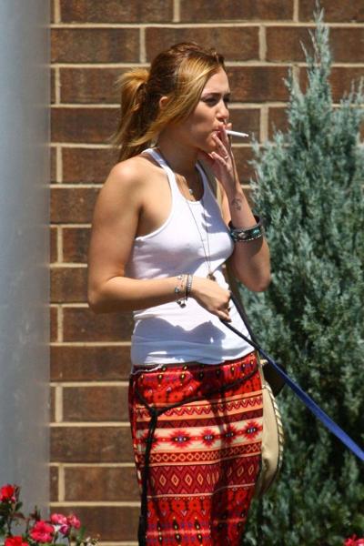 16P Miley Cyrus fucking sexy and hot bra peek paparazzi photos on street