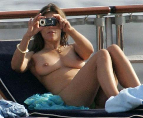 16P Elizabeth Hurley sehr sexy durchsichtige und oben ohne Paparazzi-Fotos
