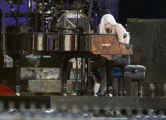 16P Lady Gaga zeigt ihren Arsch in Tanga-Strumpfhosen bei einem Auftritt bei Jimmy Kimmel Live