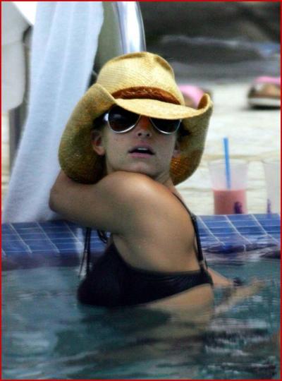 15P Jessica Simpson entblößt ihren sexy Körper und fickt riesige Brüste im Bikini