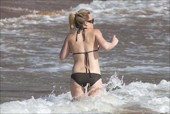 16P Hilary Duff exposing her fucking sexy body and hot ass in bikini on pool