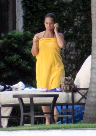 16P Alicia Keys exposing her fucking sexy body and hot ass in bikini on pool