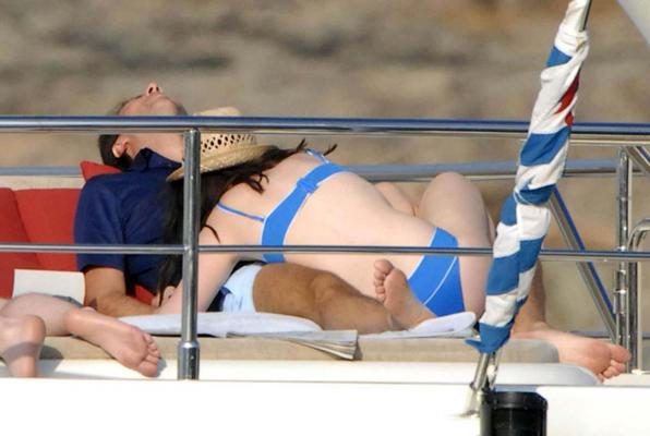 16P Anne Hathaway exposing fucking sexy body and huge nipples in bikini