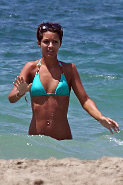15P Frankie Sandford sonnt sich oben ohne am Strand von Ibiza
