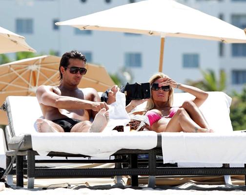 16P Shauna Sand genießt es mit ihrem Freund im rosa Bikini am Strand, gefangen von Paparazzi