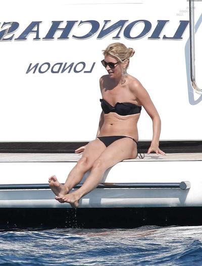 16P Kate Moss genießt das Sonnenbaden oben ohne auf einer Yacht, die von Paparazzi erwischt wurde