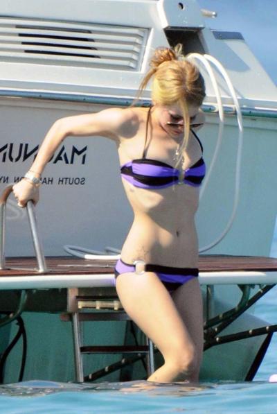 12P Avril Lavigne enjoying on yacht and exposing fucking sexy bikini body
