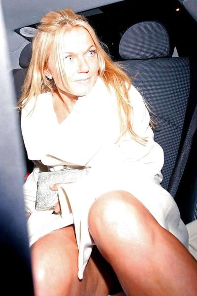 16P ジェリ・ハリウェル、ヨットの上でビキニトップを着替えているところをトップレス姿でパパラッチされる