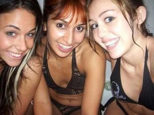 16P Майли Сайрус обнажает свое сексуальное тело и красивые сиськи в черном лифчике