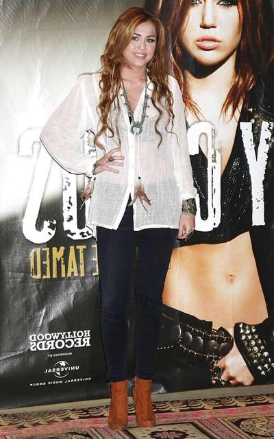 16P Miley Cyrus sieht in Shorts und Strümpfen sexy aus und posiert in einem durchsichtigen Kleid
