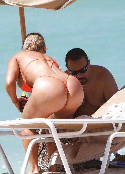 16P Nicole Austin show big cleavage and exposing her ass without panties