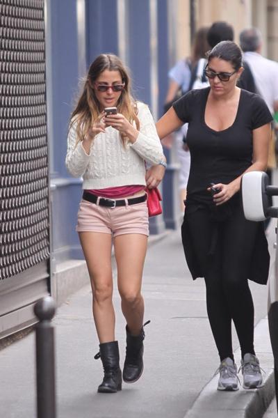 16P Elsa Pataky shows off her ass  cameltoe in shorts while  after cycling on the st
