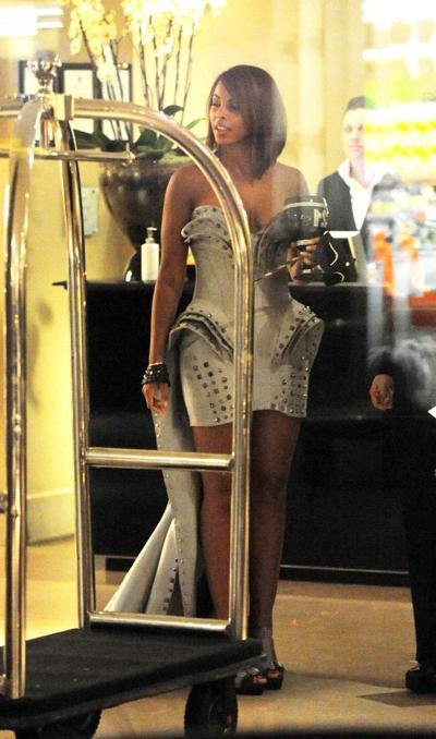 16P Rochelle Wiseman flashing her panties upskirt in car paparazzi pictures