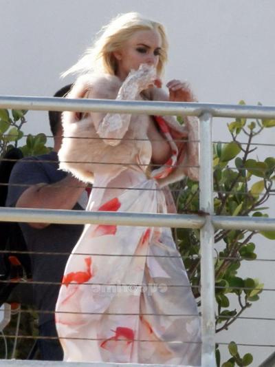 16P Lindsay lohan upskirt mostrando las tetas laterales en la sesión de fotos en una azotea de miami