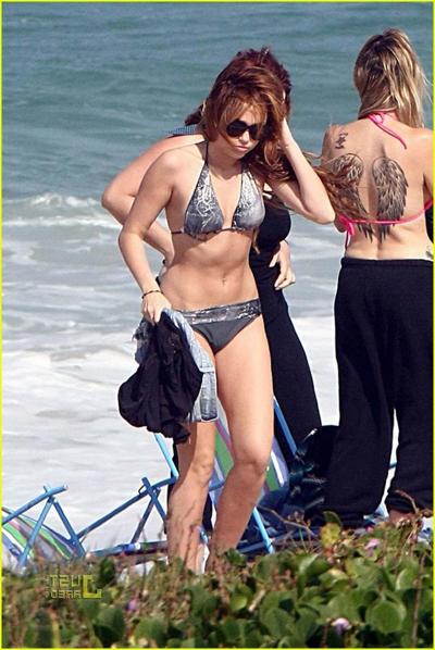 16P Miley Cyrus exposing sexy tits in bra on stage and geting new tattoo