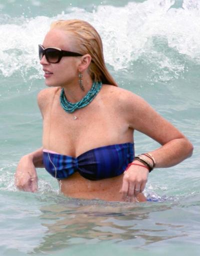 16P Lindsay Lohan follando sexy y caliente bikini y fotos de paparazzi con teta