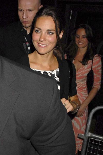 16P Prinzessin Kate Middleton zeigt ihr Höschen unterm Rock auf Paparazzi-Bildern im Auto