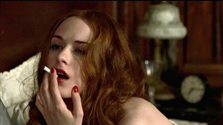 16P Evan Rachel Wood exposant ses beaux gros seins et sa chatte poilue dans une scène de film nue
