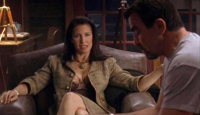 16P Mimi Rogers expose sa chatte poilue et ses énormes seins et chevauche un mec nu.