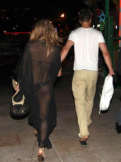 16P Stacy Ferguson a un beau cul en robe transparente