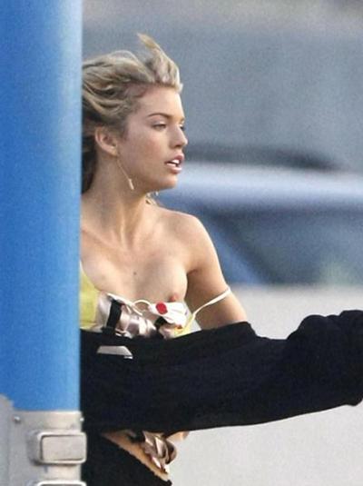 16P Annalynne McCord escorregando um mamilo enquanto corria