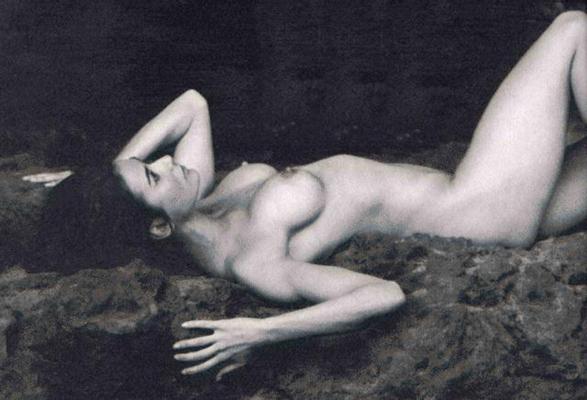16P Demi Moore showing her gorgeous naked tits